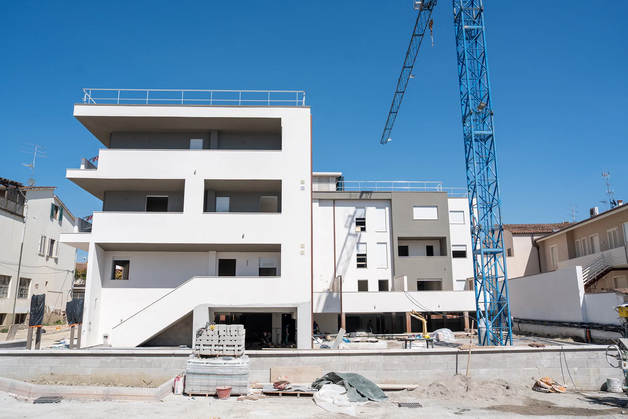 Gru edile nel cantiere MC Moretti a Limite sull’Arno