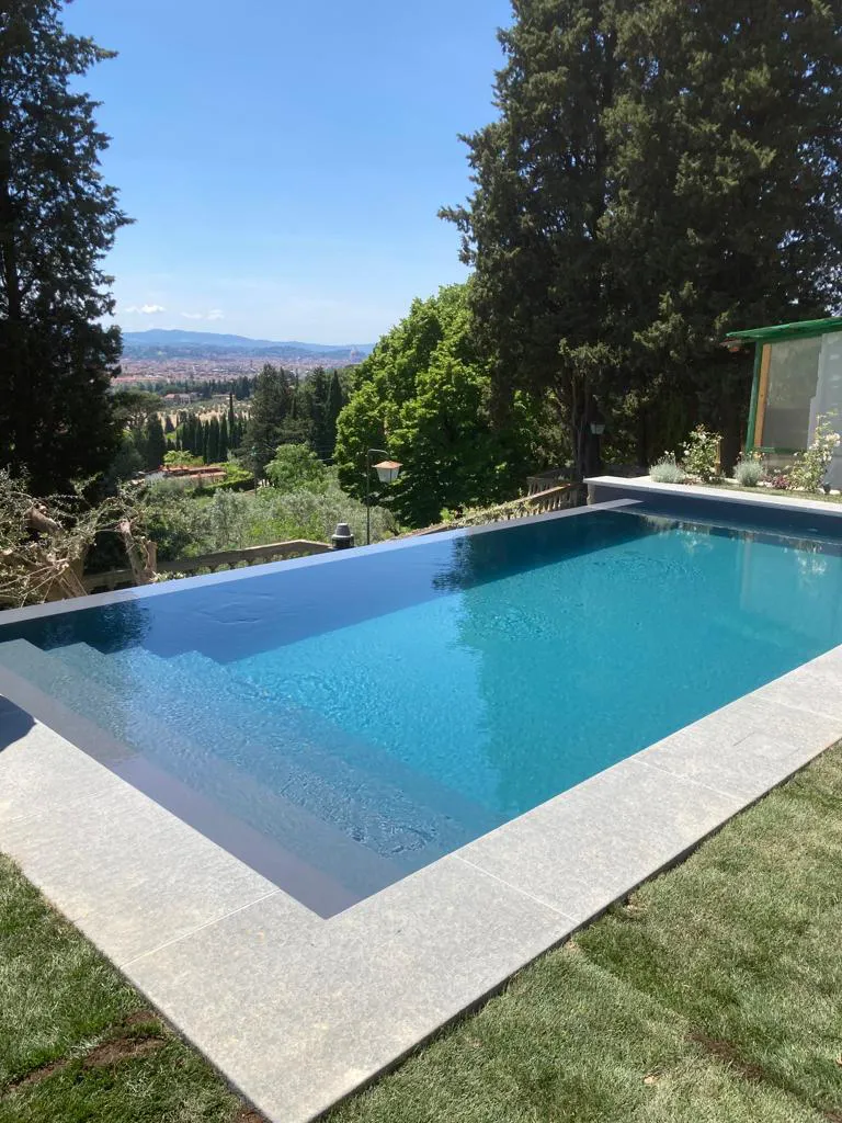 Splendida vista panoramica della piscina a sfioro costruita dall'impresa MC Moretti, perfettamente integrata nel paesaggio delle colline fiorentine