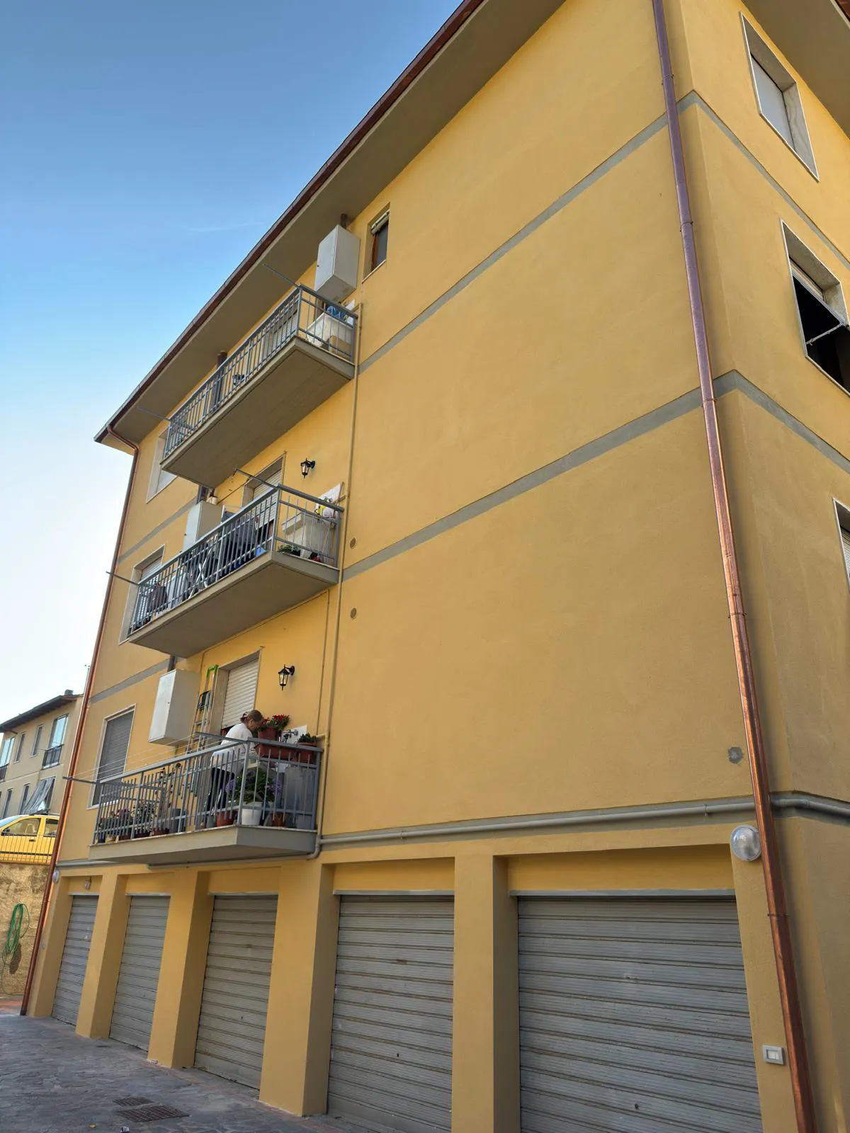 Vista esterna del palazzo residenziale a Pian di Grassina dopo l'intervento di ripristino e tinteggiatura delle facciate eseguito dall'impresa edile MC Moretti