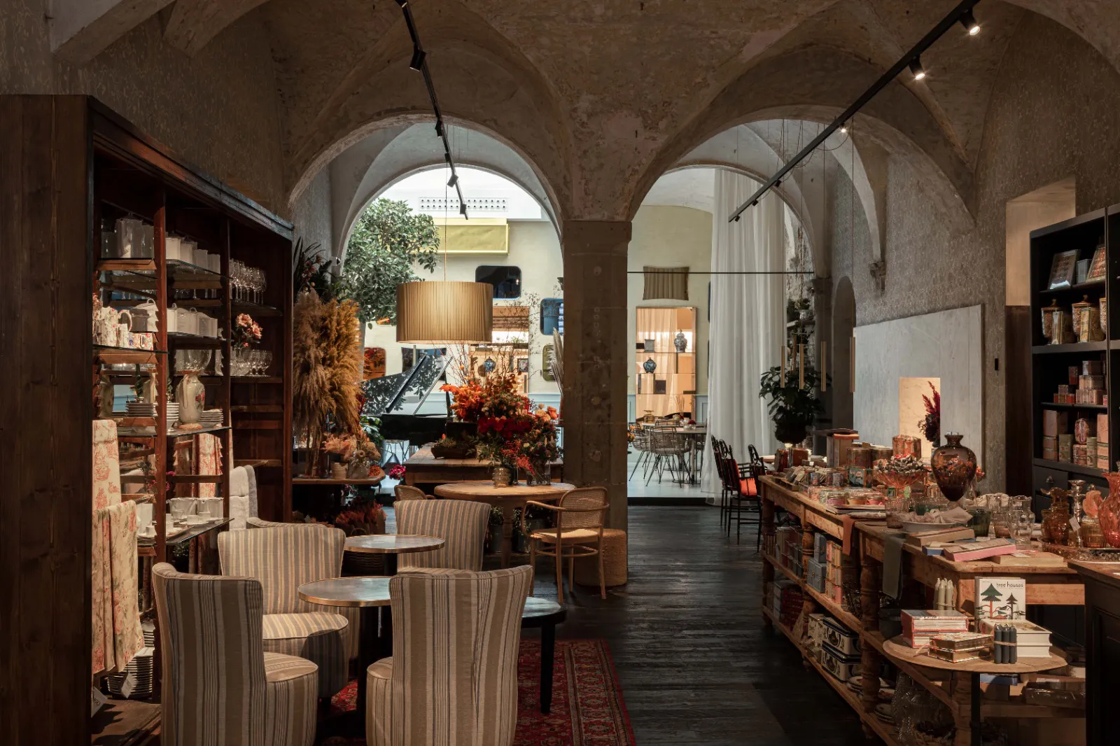 Ampia sala bistrot con librerie e archi classici fiorentini rigorosamente preservati e recuperati durante i lavori di ristrutturazione generale