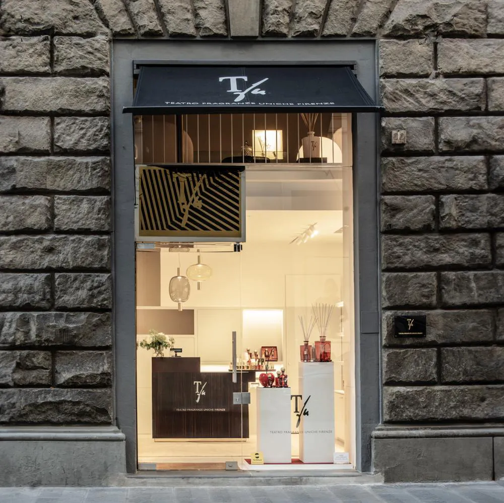 Facciata esterna e vetrina elegante della boutique Teatro Fragranze Uniche inserita nel palazzo storico fiorentino, risultato del restyling edile a cura di MC Moretti